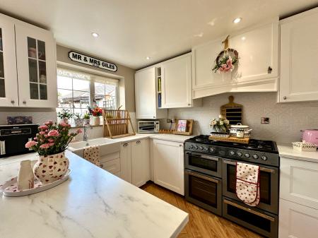4 bedroom Semi-detached house for sale in Woden Road West, Wednesbury, Wednesbury, WS10