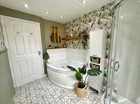 4 bedroom Semi-detached house for sale in Woden Road West, Wednesbury, Wednesbury, WS10