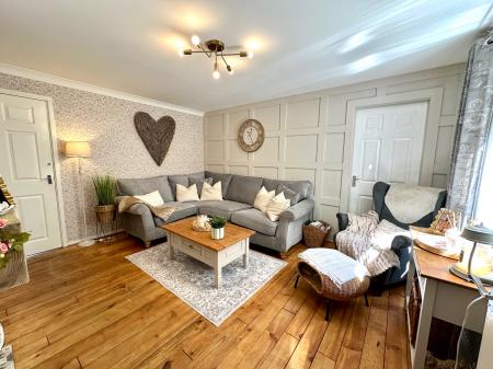 4 bedroom Semi-detached house for sale in Woden Road West, Wednesbury, Wednesbury, WS10