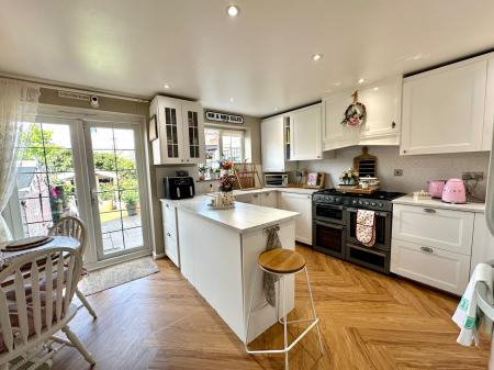 4 bedroom Semi-detached house for sale in Woden Road West, Wednesbury, Wednesbury, WS10