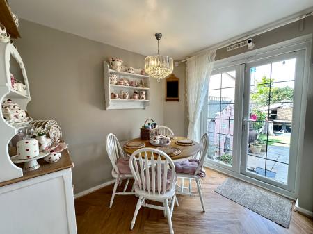 4 bedroom Semi-detached house for sale in Woden Road West, Wednesbury, Wednesbury, WS10