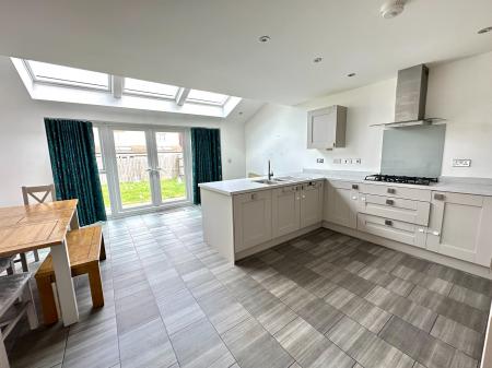 4 bedroom Detached house to let in Bagwall Crescent, Wednesbury, WS10