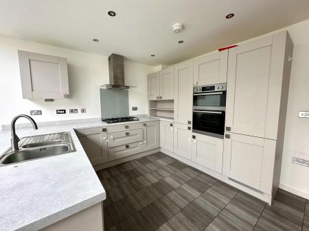 4 bedroom Detached house to let in Bagwall Crescent, Wednesbury, WS10