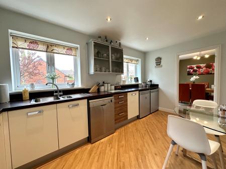 4 bedroom Detached house for sale in Stafford Road, Wednesbury, Wednesbury, WS10