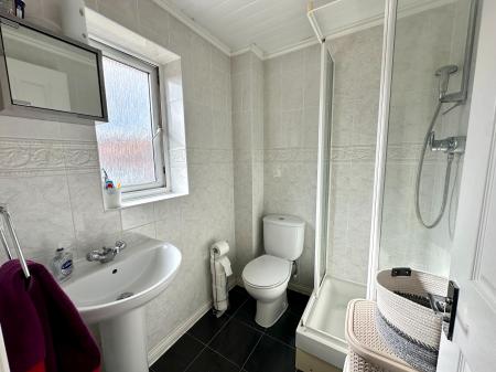 4 bedroom Semi-detached house for sale in Crew Drive, Tipton, DY4