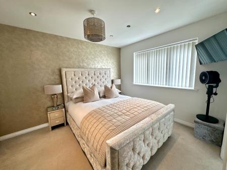 4 bedroom Semi-detached house for sale in Crew Drive, Tipton, DY4