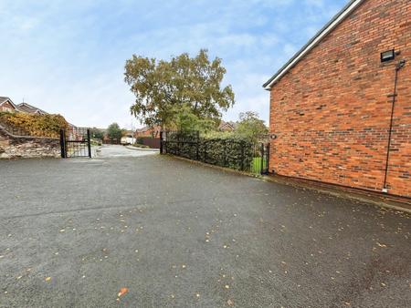 2 bedroom Flat to let in Church Hill Court, Wednesbury, WS10