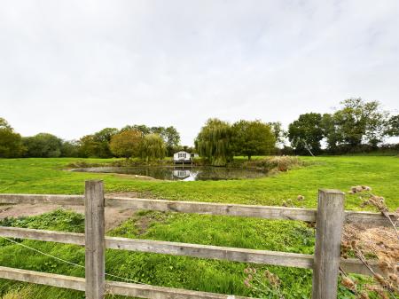 4 bedroom Detached house to let in Chequers Lane, Saham Toney, IP25