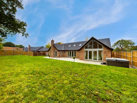 4 bedroom Detached house to let in Chequers Lane, Saham Toney, IP25