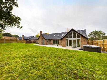 4 bedroom Detached house to let in Chequers Lane, Saham Toney, IP25