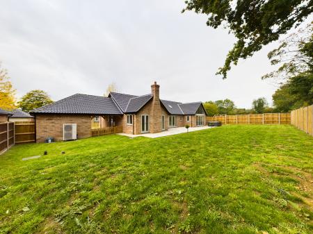 4 bedroom Detached house to let in Chequers Lane, Saham Toney, IP25
