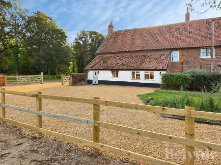 4 bedroom Detached house to let in Woodrising Road, Norwich, NR9
