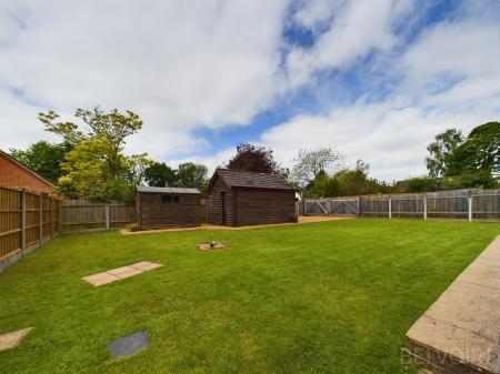 5 bedroom Detached house to let in Marlpit Road, Thompson, IP24