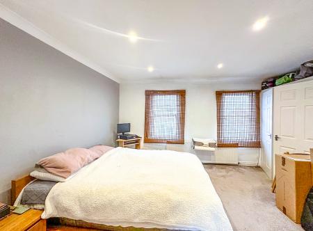 1 bedroom Flat for sale in Langley Road, Watford, WD17