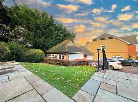 5 bedroom Detached house for sale in Otway Gardens, Bushey, WD23