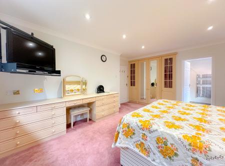 5 bedroom Detached house for sale in Otway Gardens, Bushey, WD23