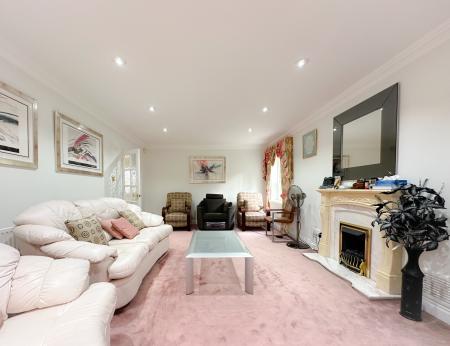 5 bedroom Detached house for sale in Otway Gardens, Bushey, WD23