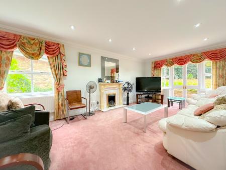 5 bedroom Detached house for sale in Otway Gardens, Bushey, WD23