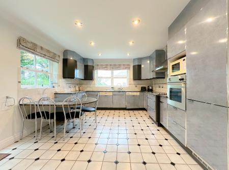 5 bedroom Detached house for sale in Otway Gardens, Bushey, WD23