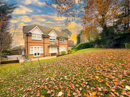 5 bedroom Detached house for sale in Otway Gardens, Bushey, WD23