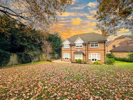 5 bedroom Detached house for sale in Otway Gardens, Bushey, WD23