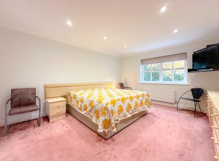 5 bedroom Detached house for sale in Otway Gardens, Bushey, WD23