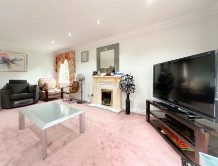 5 bedroom Detached house for sale in Otway Gardens, Bushey, WD23