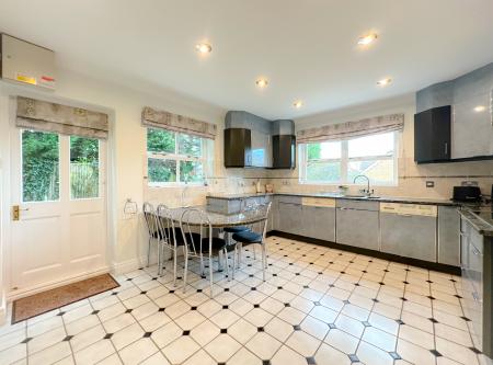 5 bedroom Detached house for sale in Otway Gardens, Bushey, WD23