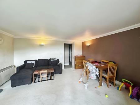 2 bedroom Flat for sale in Thorney Mill Road, West Drayton, UB7