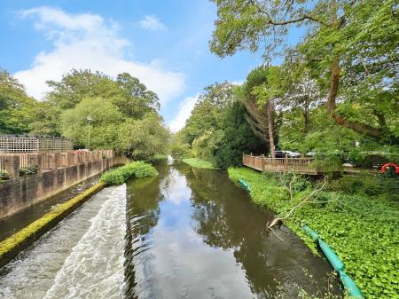 2 bedroom Flat for sale in Thorney Mill Road, West Drayton, UB7