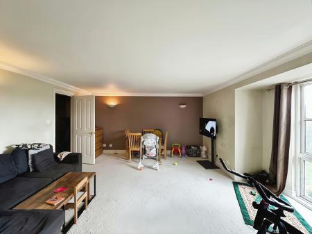 2 bedroom Flat for sale in Thorney Mill Road, West Drayton, UB7
