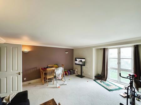 2 bedroom Flat for sale in Thorney Mill Road, West Drayton, UB7