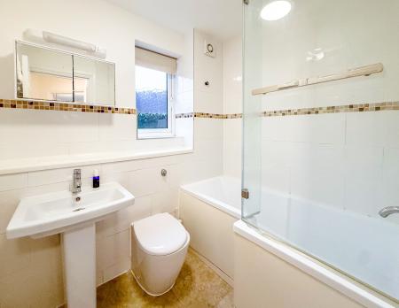 1 bedroom Flat for sale in Norbury Avenue, Watford, WD24