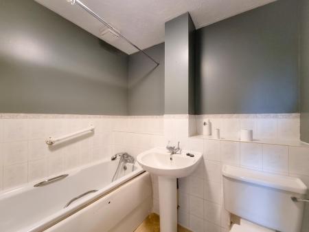 2 bedroom Flat to let in Harlech Road, Abbots Langley, WD5