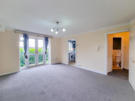 2 bedroom Flat to let in Harlech Road, Abbots Langley, WD5