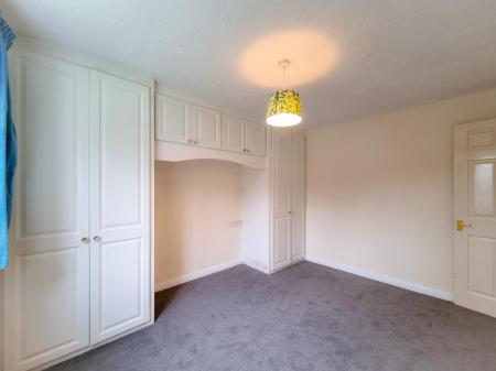 2 bedroom Flat to let in Harlech Road, Abbots Langley, WD5