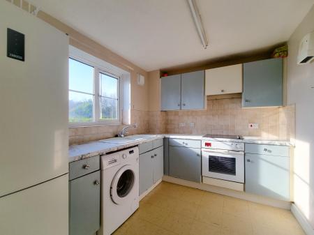 2 bedroom Flat to let in Harlech Road, Abbots Langley, WD5