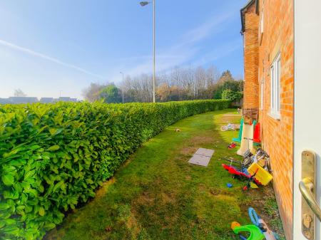 2 bedroom Flat to let in Harlech Road, Abbots Langley, WD5