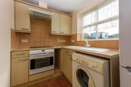 2 bedroom Flat to let in Baxter Close, Slough Berkshire, SL1