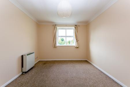 2 bedroom Flat to let in Baxter Close, Slough Berkshire, SL1