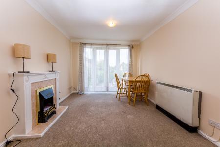 2 bedroom Flat to let in Baxter Close, Slough Berkshire, SL1