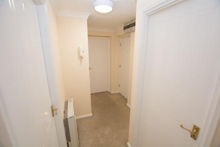 2 bedroom Flat to let in Baxter Close, Slough Berkshire, SL1