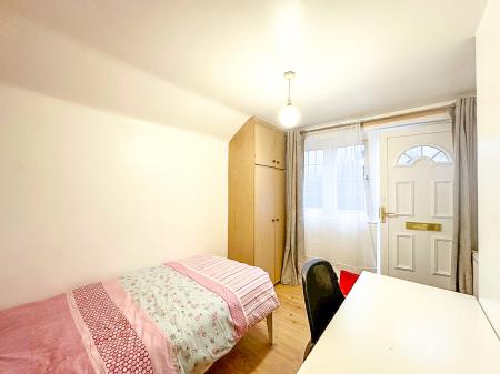 1 bedroom Flat to let in Rickmansworth Road, Watford, WD18