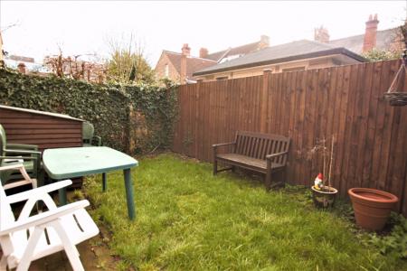 2 bedroom Flat to let in Canterbury Road, Watford, WD17