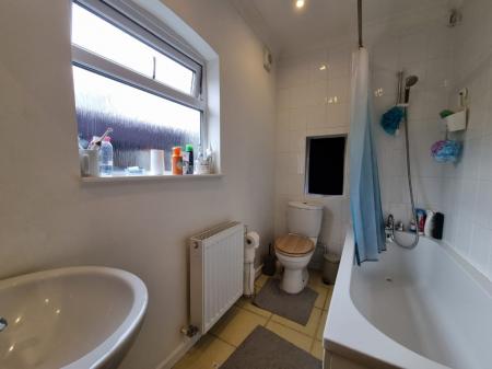 2 bedroom Flat to let in Canterbury Road, Watford, WD17