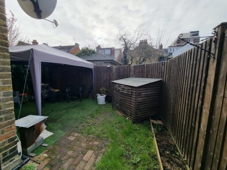 2 bedroom Flat to let in Canterbury Road, Watford, WD17