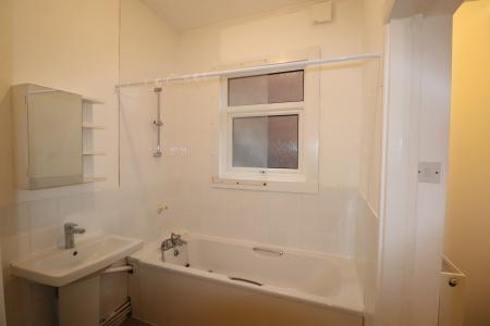 1 bedroom Flat to let in Albany Road, Abington, Northampton, NN1