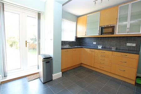4 bedroom Semi-detached house for sale in Wellingborough Road, Northampton