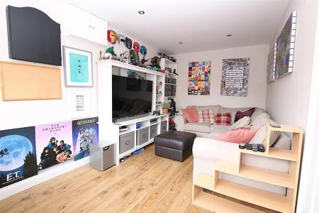 4 bedroom Detached house for sale in Sentry Close, Wootton