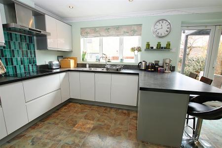 4 bedroom Detached house for sale in Sentry Close, Wootton